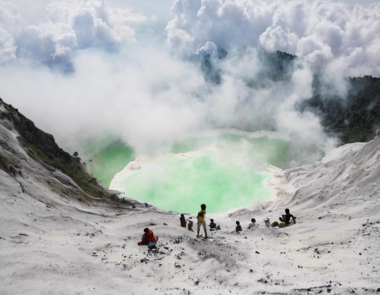 Galeri Foto Kawah Putih Ciwidey: Keindahan yang Memukau