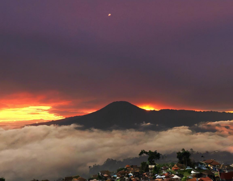 Lokasi Puncak Ciumbuleuit Ciwidey untuk Foto Sunset yang Menakjubkan