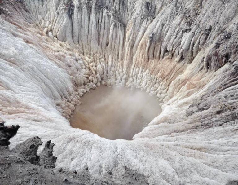 Menikmati Keindahan Kawah Putih Ciwidey